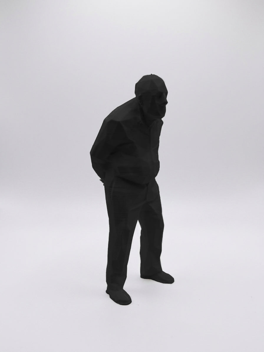 Statuina Umarell nera in stampa 3D PLA, omino da cantiere low-poly da scrivania