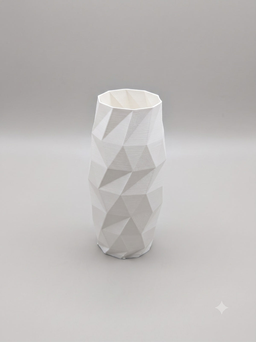 Vaso Low-Poly bianco di design come soprammobile da arredo