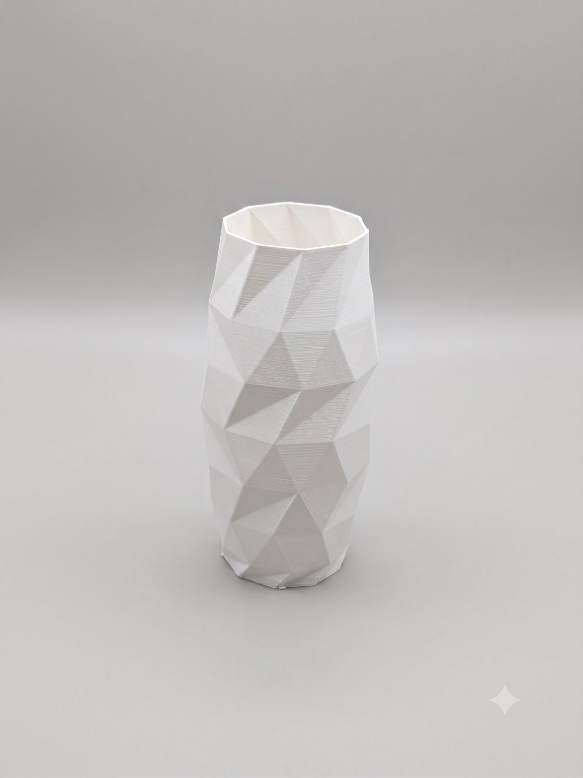 Vaso Low-Poly bianco di design come soprammobile da arredo